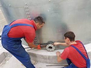 
	Модульные емкости для воды широко используются для хранения и транспортировки воды в различных отраслях, включая пожаротушение, строительство, промышленность и сельское хозяйство. В этой статье мы рассмотрим, как собирается модульная емкость для воды.

	&nbsp;

	Шаг 1: Подготовка площадки

	&nbsp;

	Первым шагом при сборке модульной емкости для воды является подготовка площадки. Площадка должна быть ровной и укрепленной, чтобы обеспечить стабильную основу для емкости. Некоторые модульные емкости для воды имеют встроенное основание, которое может быть установлено на любой ровной поверхности, включая бетон, асфальт, грунт и т.д.

	&nbsp;

	Шаг 2: Установка модулей

	&nbsp;

	После подготовки площадки следует установить модули. Модули обычно имеют размеры от 1 до 3 метров и соединяются между собой с помощью болтов или зажимов. Каждый модуль имеет отверстия для входа и выхода воды, которые соединяются между собой, чтобы обеспечить связь между модулями.

	&nbsp;

	Шаг 3: Установка дверей и окон

	&nbsp;

	После установки модулей следует установить двери и окна. Двери и окна обычно имеют размеры от 0,6 до 1,2 метров и могут быть установлены на любом удобном месте для обеспечения доступа к внутренней части емкости.

	&nbsp;

	Шаг 4: Установка фитингов

	&nbsp;

	После установки дверей и окон следует установить фитинги. Фитинги могут включать в себя различные соединения и арматуру, такие как клапаны, шланги, насосы и т.д. Фитинги должны быть правильно установлены, чтобы обеспечить безопасную и эффективную работу емкости.

	&nbsp;

	Шаг 5: Заполнение емкости водой

	&nbsp;

	После установки всех компонентов модульной емкости для воды следует заполнить ее водой. Вода может быть подведена к емкости с помощью шлангов или насосов. При заполнении емкости водой необходимо убедиться, что она заполнена до требуемого уровня и что вода не выходит за пределы емкости.

	&nbsp;

	Шаг 6: Проверка герметичности

	&nbsp;

	После заполнения емкости водой необходимо проверить ее герметичность. Для этого можно провести проверку на протечки, закрыв все входы и выходы воды и наблюдая за уровнем воды в течение нескольких часов. Если уровень воды не меняется, то емкость герметична.

	&nbsp;

	Шаг 7: Транспортировка

	&nbsp;

	После сборки и проверки герметичности модульная емкость для воды может быть транспортирована на нужную площадку или место использования. Модульные емкости для воды легко собираются и разбираются, что облегчает их транспортировку и хранение.

	&nbsp;

	Шаг 8: Обслуживание

	&nbsp;

	После установки модульной емкости для воды необходимо регулярно проводить ее обслуживание, включая проверку герметичности, замену фильтров и обслуживание фитингов. Это поможет сохранить емкость в хорошем состоянии и продлить ее срок службы.

	&nbsp;

	Как видно из вышеизложенного, сборка модульной емкости для воды относительно проста и может быть выполнена без необходимости использования специального оборудования или большого количества рабочей силы. При правильной установке и обслуживании модульные емкости для воды могут обеспечить надежное хранение и транспортировку воды в различных отраслях.

	&nbsp;
