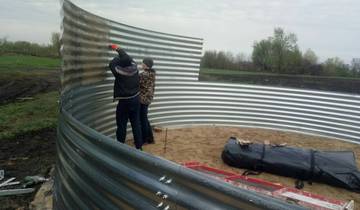 
	Сборка пожарной емкости может быть сложным и трудоемким процессом, требующим точности и внимания к деталям. При проектировании пожарных резервуаров необходимо учитывать не только требования проекта, но и время, необходимое на сборку емкости. В этой статье мы рассмотрим, как рассчитать время на сборку пожарной емкости.

	&nbsp;

	Шаг 1: Оцените сложность проекта

	&nbsp;

	Первым шагом при рассчете времени на сборку пожарной емкости является оценка сложности проекта. Это может включать в себя анализ дизайна емкости, количество компонентов и материалов, необходимых для сборки, а также возможные препятствия и сложности, которые могут возникнуть в процессе сборки.

	&nbsp;

	Шаг 2: Разбейте проект на этапы

	&nbsp;

	Чтобы рассчитать время на сборку пожарной емкости, следует разбить проект на отдельные этапы. Это может включать в себя подготовку площадки, монтаж основания емкости, сборку стенок и крыши, монтаж дверей и окон, установку внутренних элементов и т.д. Каждый этап должен быть оценен отдельно в зависимости от его сложности и продолжительности.

	&nbsp;

	Шаг 3: Оцените время на каждый этап

	&nbsp;

	Оцените время на каждый этап в зависимости от сложности и продолжительности. Для более точной оценки времени можно использовать опыт прошлых проектов, а также обратиться к специалистам в области проектирования и сборки пожарных резервуаров.

	&nbsp;

	Шаг 4: Составьте общее время на сборку емкости

	&nbsp;

	После того как время на каждый этап было оценено, можно составить общее время на сборку пожарной емкости. Это время может варьироваться в зависимости от сложности проекта, опыта и квалификации исполнителей, доступности материалов и оборудования, а также других факторов.

	&nbsp;

	Шаг 5: Добавьте запасное время

	&nbsp;

	При рассчете времени на сборку пожарной емкости важно учитывать возможные задержки и проблемы, которые могут возникнуть в процессе сборки. Поэтому рекомендуется добавить некоторое запасное время на случай непредвиденных обстоятельств. Обычно для этого добавляют от 10 до 20% к общему времени на сборку.

	&nbsp;

	Шаг 6: Проверьте график сборки

	&nbsp;

	После того как было оценено общее время на сборку пожарной емкости, следует составить график сборки, который должен включать все этапы и время на каждый из них. График сборки поможет убедиться в том, что проект будет завершен в срок, а также поможет контролировать процесс сборки.

	&nbsp;

	В целом, рассчет времени на сборку пожарной емкости является важным аспектом при проектировании и изготовлении емкости. Необходимо учитывать сложность проекта, разбить его на отдельные этапы, оценить время на каждый этап и добавить запасное время на случай непредвиденных обстоятельств. Также следует составить график сборки, который поможет контролировать процесс сборки и убедиться в том, что проект будет завершен в срок. Рассчет времени на сборку пожарной емкости может помочь сократить время на производство и экономить ресурсы.

	&nbsp;
