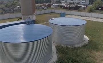 
	Для того, чтобы хранить большие объемы воды на случай пожара (100, 200 и более 500 кубических метров) прекрасно подходят вертикальные стальные резервуары, которые имеют цилиндрическую форму.

	&nbsp;

	&nbsp;

	Технические характеристики

	Емкости цилиндрического типа представляют собой уже популярное конструкционное решение. Это вертикальный резервуар из стали, который можно использоваться для того, чтобы хранить воду. Такая форма очень удобная, поскольку отличаются эргономичностью и надежностью.

	Вертикальные пожарные емкости, выполненные из стальных листов собраных на болтовых соединениях. Внутри находится пластиковый вкладыш, который обеспечивает герметичность. ЕМкости могут быть до 10,5 метров Цвет стен &ndash; стальной, в стиле high-tech. Также поверхность можно легко окрасить в корпоративные цвета предприятия, на территории которого резервуар будет устанавливаться.

	В соответствии с правилами о рекламе, на резервуаре можно закреплять баннер, а также текстовую или графическую информацию о компании. Еще один вариант использования резервуара в рекламных целях &ndash; подсветка прожекторами или светодиодами.

	В зависимости от методов изготовления и монтажа непосредственно конструкции, существует несколько типов цилиндрических резервуаров. К ним можно отнести:

	
		конструкции рулонного типа сборки (изготавливаются и собираются&nbsp; из специальных полотнищ, скатанных в рулоны);
	
		резервуары полистового типа (конструкция собирается из отдельных листов);
	
		резервуары комбинированного типа (часть конструкции монтируется из рулона, а часть из листов).


	В соответствии с конструкционными особенностями резервуары цилиндрической формы можно условно разделить на:

	
		вертикальные стальные;
	
		вертикальные стальные с понтоном;
	
		вертикальные стальные, оснащенные плавающей крышей.


	Вертикальные резервуары Аква-Хим.
